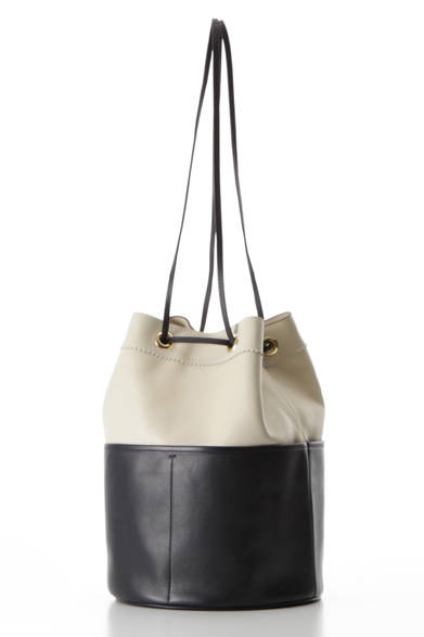 <strong>J&M DAVIDSON｜J&M デヴィッドソン</strong> 2色のカーフ使いが見た目にあたらしい、スタイリッシュな巾着タイプ「DAISY」 [W22×H31×D22cm] 12万6000円