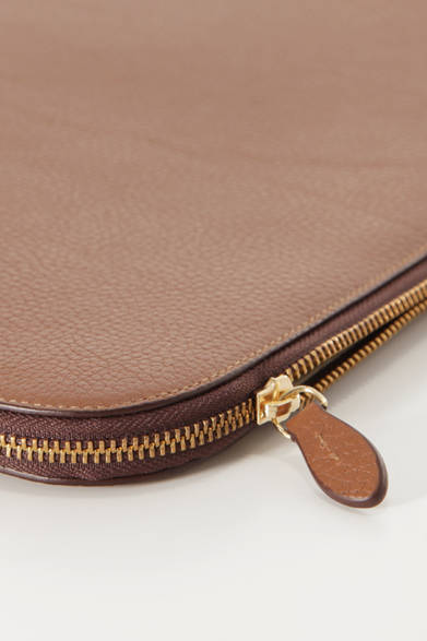 <strong>J&M DAVIDSON｜J&M デヴィッドソン</strong> 「MEDIUM DOCUMENT CASE」（キャメル）