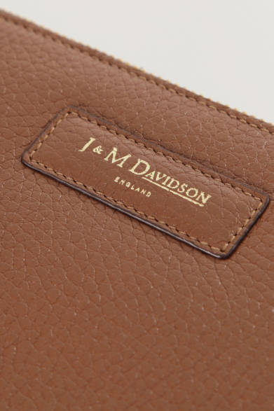 <strong>J&M DAVIDSON｜J&M デヴィッドソン</strong> 「MEDIUM DOCUMENT CASE」（キャメル）