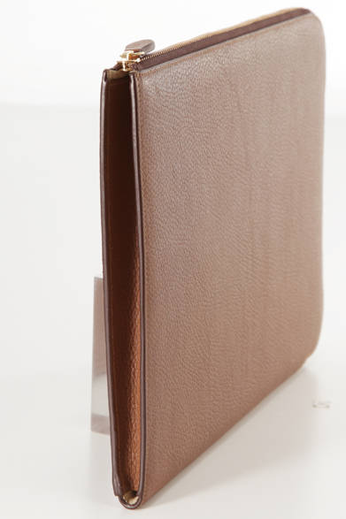 <strong>J&M DAVIDSON｜J&M デヴィッドソン</strong> 「MEDIUM DOCUMENT CASE」（キャメル）