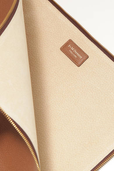 <strong>J&M DAVIDSON｜J&M デヴィッドソン</strong> 「MEDIUM DOCUMENT CASE」（キャメル）