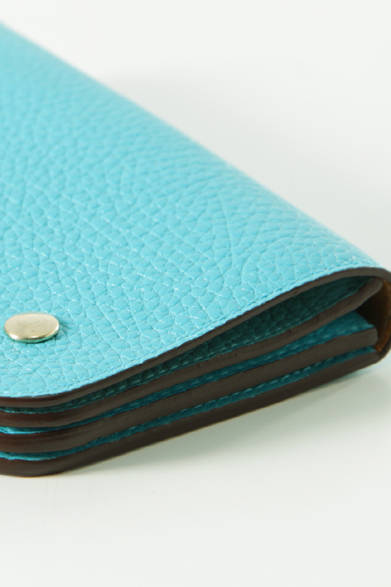 <strong>J&M DAVIDSON｜J&M デヴィッドソン</strong> 「SMALL FLAP PURSE」 　明るいカラーが存在感をぐっと引き立たせる