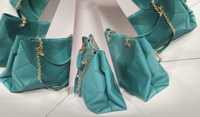 <strong>Roger Vivier｜メゾンの歴史をまとめた「ロジェ ヴィヴィエ ブック」を発表 </strong>