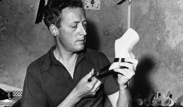 <strong>Roger Vivier｜メゾンの歴史をまとめた「ロジェ ヴィヴィエ ブック」を発表 </strong>