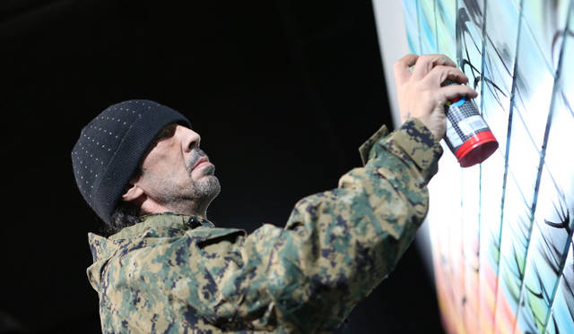 <strong>『ヘネシーV.S リミテッドエディション by Futura ローンチパーティ』</strong> 　“スプレーの魔術師”ことフューチュラ