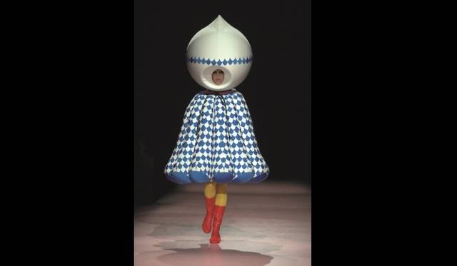 <strong>ART 13｜「ARRRGH! MONSTERS DE MODE」</strong>　Hideki Seo, ‘Swimming in the Garment’, MA collection Antwerp Fashion Department, 2005, © photo: Etienne Tordoir. 