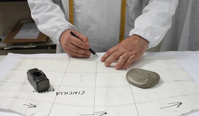 <strong>FENDI｜『フェンディ　もうひとつのアート、クリエイションとイノベーションの軌跡』</strong>　パターンの製図工程