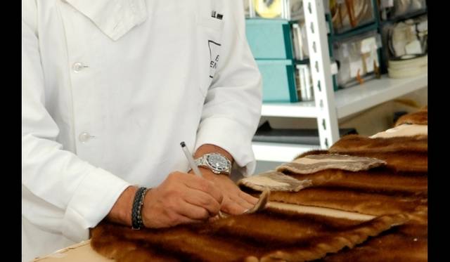 <strong>FENDI｜『フェンディ　もうひとつのアート、クリエイションとイノベーションの軌跡』</strong>　ファーの選別工程