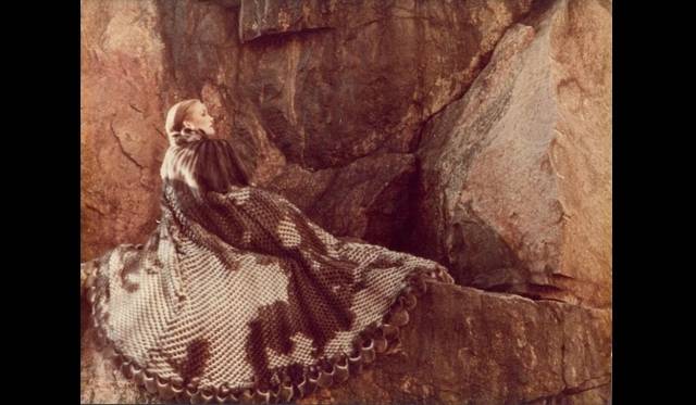 <strong>FENDI｜『フェンディ　もうひとつのアート、クリエイションとイノベーションの軌跡』</strong>　「世界地図」、1978-79年秋冬