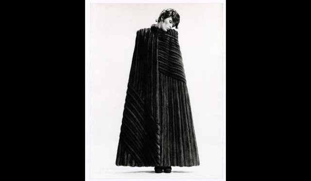 <strong>FENDI｜『フェンディ　もうひとつのアート、クリエイションとイノベーションの軌跡』</strong>　「アストゥッチョ」、1971-72年秋冬