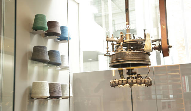 　千駄ヶ谷のショップには、ブランドを象徴する吊り編み機が