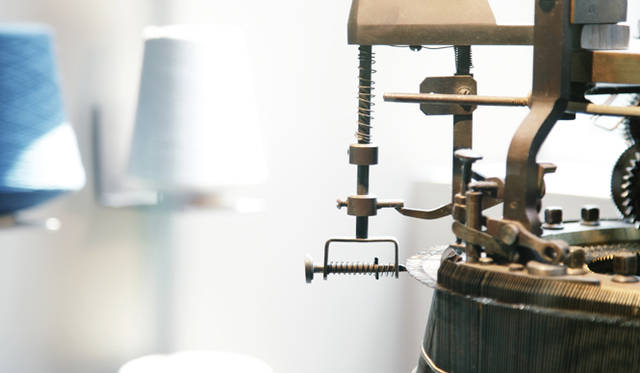 　千駄ヶ谷のショップには、ブランドを象徴する吊り編み機が