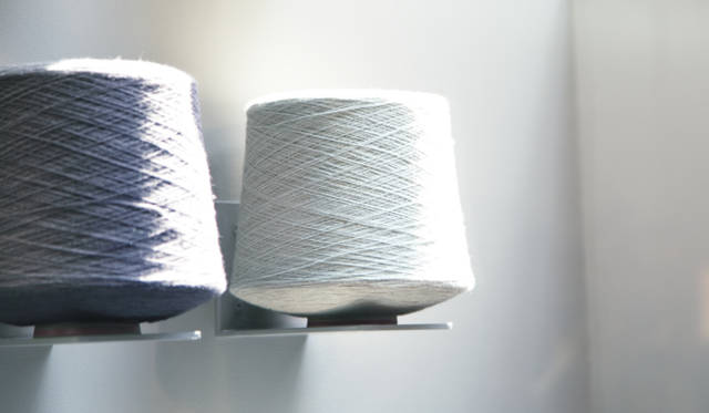 　千駄ヶ谷のショップには、ブランドを象徴する吊り編み機が