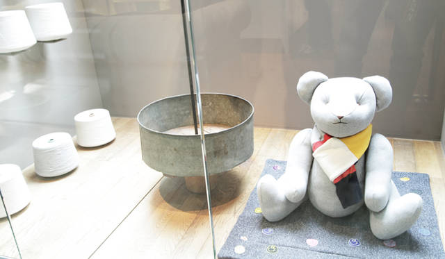 　千駄ヶ谷のショップには、ブランドを象徴する吊り編み機が