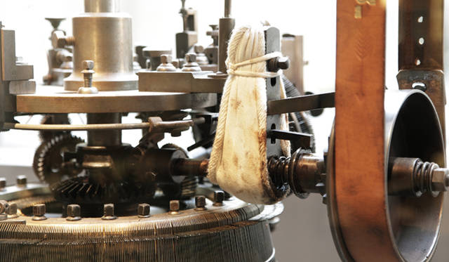 　千駄ヶ谷のショップには、ブランドを象徴する吊り編み機が