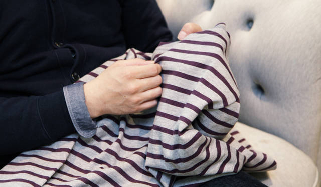 　吊り編み機で編むことで、柔らかく上質な生地が生まれる