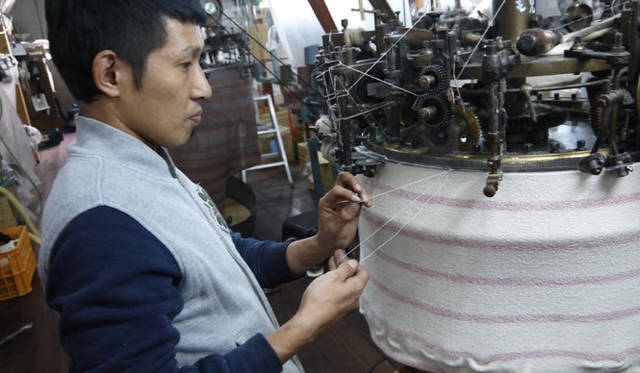 　吊り編み機と切替器を組み合わせることで実現した商品