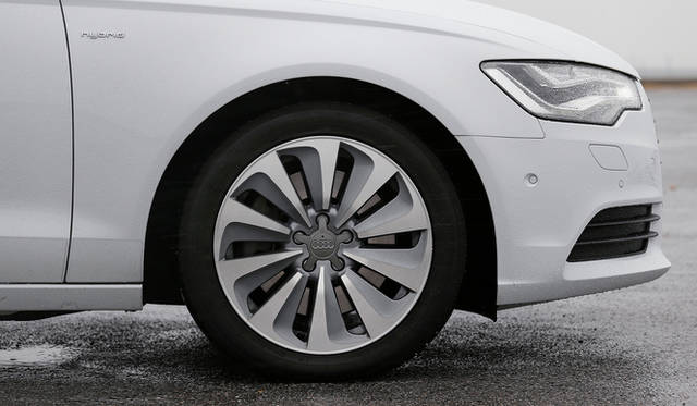 ホイールはハイブリッド専用品となる