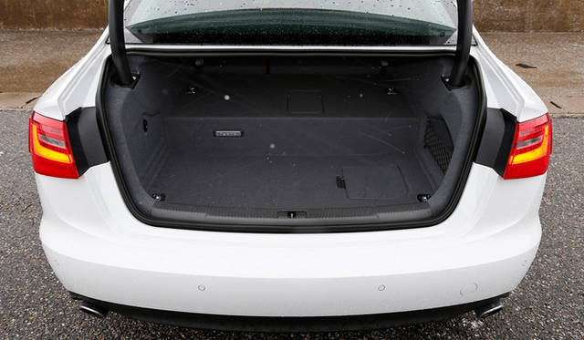 バッテリーを搭載するため、トランクルームには段差がある。容量も通常モデルの530リットルから、375リットルに減少している。