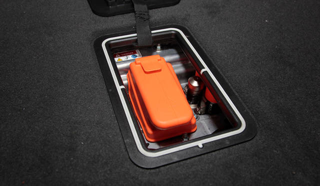 トランクルーム床面の下にはバッテリーが搭載されている