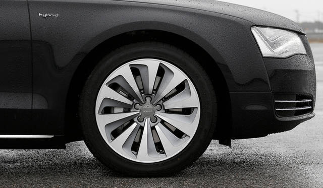 ハイブリッド専用ホイールを採用