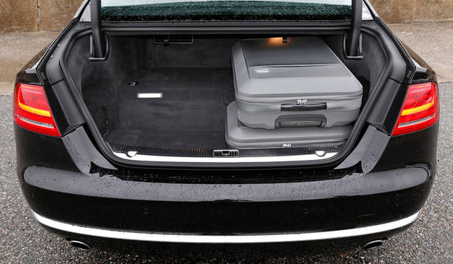 A6ハイブリッド同様、トランク内には段差がある。通常510リットルのトランク容量は335リットルになっている。A8にかぎり、トランクルーム内を有効に使うためのカバンが4つ、標準で付属する。