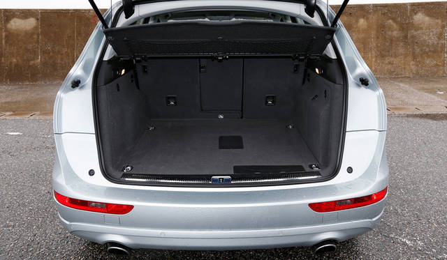 今回の車両の中で唯一、ラゲッジスペースのフロアに段差がないQ5。540-1,560 リットルまでのラゲッジ容量を確保する。