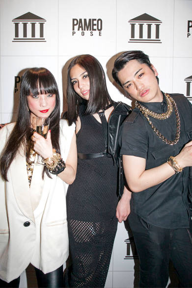 <strong>PAMEO POSE｜パメオ・ポーズ</strong>　左から DJ フジコ（THE FURS）、「FALINE TOKYO」スタッフ 秋元 優、DJ AKKUN（THE FURS）