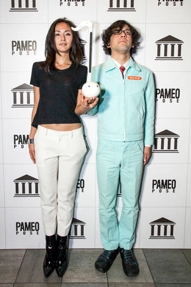 <strong>PAMEO POSE｜パメオ・ポーズ</strong>　左から モデル Yoshiko Kris-Webb、明和電機 代表取締役社長 土佐信道　