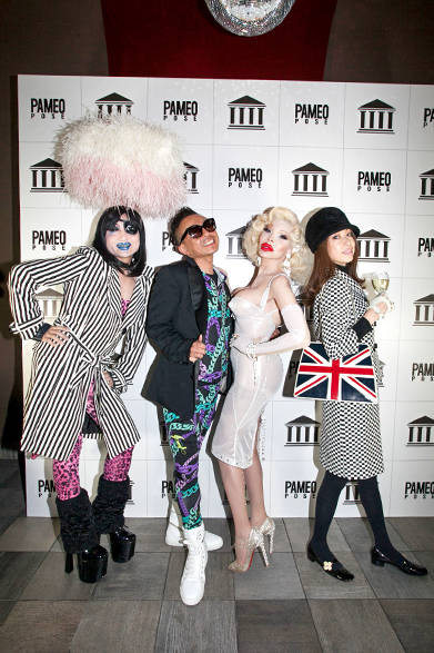 <strong>PAMEO POSE｜パメオ・ポーズ</strong>　左から アーティスト ヴィヴィアン佐藤、ヘアメイクアーティスト 冨沢ノボル 、Amanda Lepore、シンガー 野宮真貴