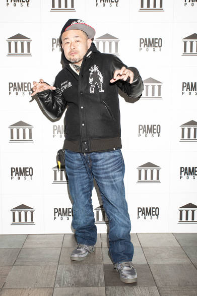 <strong>PAMEO POSE｜パメオ・ポーズ</strong>　フォトグラファー 米原康正　