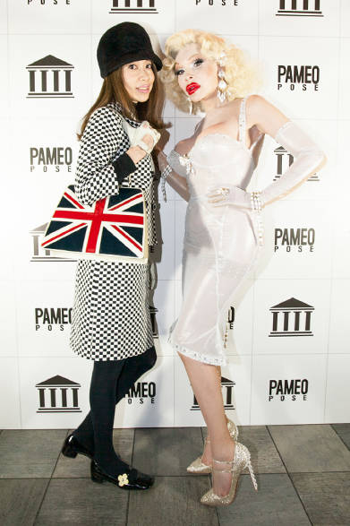 <strong>PAMEO POSE｜パメオ・ポーズ</strong>　左から シンガー 野宮真貴、アマンダ・ルポール