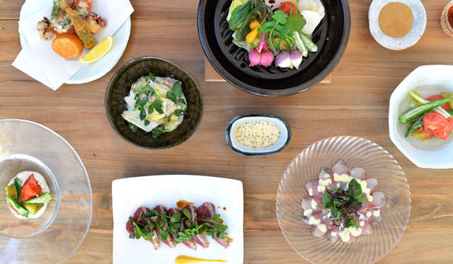 <strong>AKOMEYA TOKYO｜アコメヤ トーキョー</strong>　全国各地から厳選した米を中心に、こだわりの調味料やごはんのお供など食卓を彩るさまざまなモノが一同にならぶ