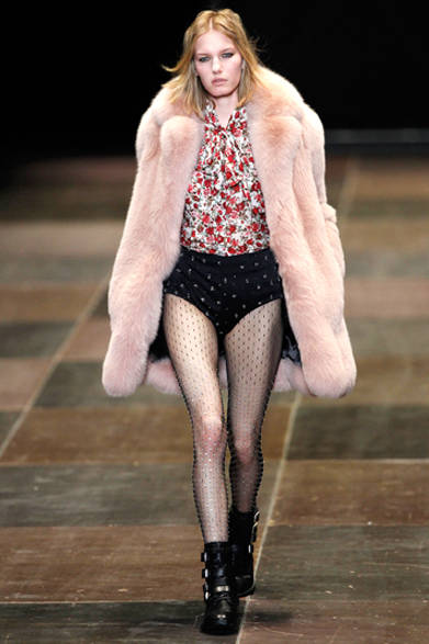 <strong>Saint Laurent｜サンローラン</strong>　2013-14年秋冬コレクション　　Courtesy of Saint Laurent