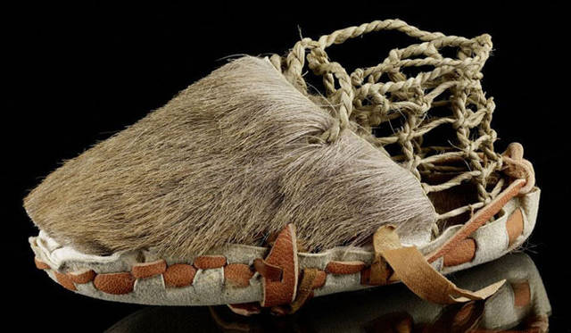 <strong>SEASTAR </strong>　「OTZSHOES（オッツィシューズ）」　地球の温暖化の影響により凍っている状態から溶け出した、紀元前3300年ごろの大柄なアイスマン「OeTZI（オッツィ）」のミイラが履いていた履き物が、デザインソースの背景にある