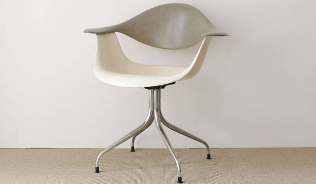 <strong>BUILDING｜ビルディング</strong>　「GEORGE NELSON IN THE BUILDING」　1958年にハーマンミラー社から発売されたスワッグレッググループ「DAF」。2007年からハーマンミラー社でポリプロピレン製のものが復刻されているが、FRP製の当時のオリジナル品が製造・販売されたのは1964年までの約6年間のみで、現存する脚数は非常に少なく、スワッグレッググループ「MAA」とならびネルソンの作品のなかでも希少なアイテムのひとつとされている。カラーは希少な2トーンのタイプ