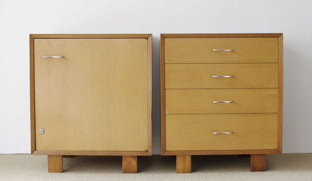 <strong>BUILDING｜ビルディング</strong>　「GEORGE NELSON IN THE BUILDING」　ハーマンミラー社のベーシックキャビネットシリーズは、1950年代製のオリジナルコンディション。当時のカタログによると、20種類以上のサイズバリエーションをベースに、材質や脚部、取手の種類など、自由に組み合わせができるセミオーダーシステムが導入されていた。これはウォルナットの本体にオーク材の前板を組み合わせた珍しい仕様となっている