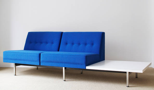 <strong>BUILDING｜ビルディング</strong>　「GEORGE NELSON IN THE BUILDING」　1956年から78年までハーマンミラー社で製造販売されたモジュラーシーティングシリーズ。ネルソンの得意としたモジュールシステムの採用でさまざまなバリエーションを生み出し、ベースとシートは組み替え可能でサイドテーブルを真ん中に配置することもできる。非常にしっかりとした作りの実用的なソファで、ファブリックはあたらしいものに張り替え済み