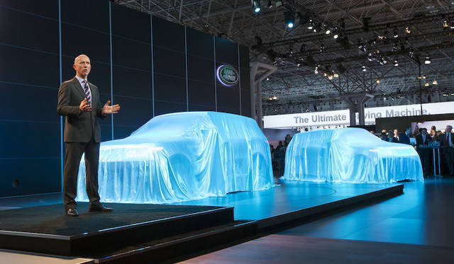 新型レンジローバー スポーツ発表会は、ニューヨークオートショーの前夜に開催された。壇上で説明するのは、ランドローバーのグローバル ブランド ディレクター、ジョン・エドワーズ氏