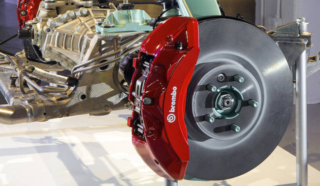 前後共に大径のベンチレーテッドディスクブレーキを採用