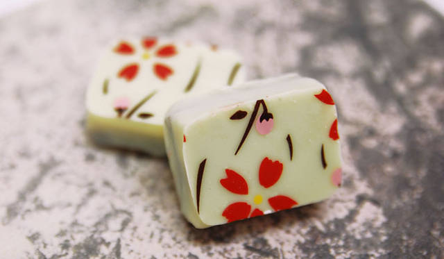 <strong>Frédéric Cassel｜フレデリック・カッセル</strong>　「ボンボンショコラ／SAKURA」各315円（販売店＝銀座三越店、ハイアット リージェンシー京都 トラットリア セッテ ペストリーブティック）