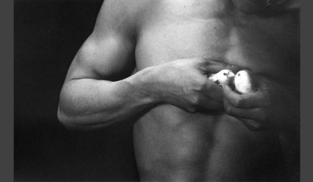 <strong>ART｜『KYOTOGRAPHIE国際写真フェスティバル』　</strong>　おとこと女 #33 (1960) © 細江英公