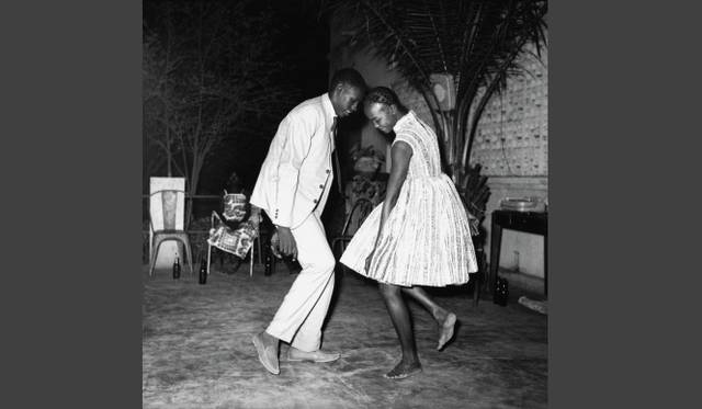 <strong>ART｜『KYOTOGRAPHIE国際写真フェスティバル』　</strong>　Nuit de Noël (1963) Courtesy MAGNIN-A© Malick Sidibé