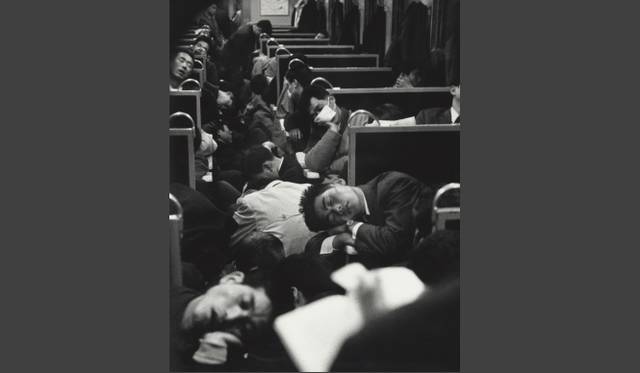 <strong>ART｜『KYOTOGRAPHIE国際写真フェスティバル』　</strong>　“People sleeping in a night train” (1964) © Nicolas Bouvier,Musée de l’Elysée, Lausanne