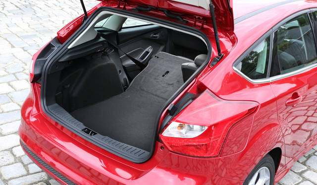 シートは分割可倒式。