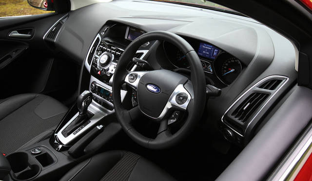 輸入車ではあるが、右ハンドル車は右レバーがウインカー、左レバーがワイパーと、国産車とおなじレイアウトになる。