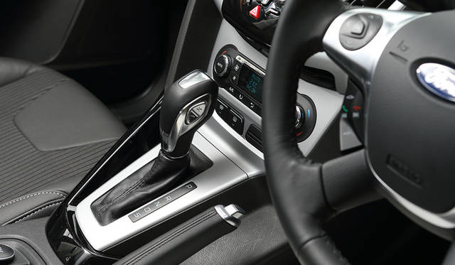 トランスミッションはデュアルクラッチ式の6段AT