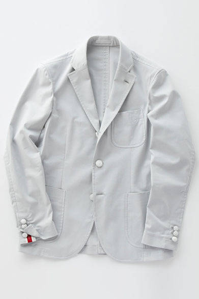 <strong>SASSOh｜サッソー</strong>　2013春夏コレクション　軽量でストレッチ性のあるスイス・シェーラー社の高機能素材3XDRYを使用したシリーズ「アイスマン」。コーディネイトに春夏の気分を吹き込む、アイスグレーのアイテムがラインナップする。こちらは胸もとに「SASSOh」のマークの刺繍をほどこしたスポーティな印象の3つボタンジャケット。メタルボタンがデザインのアクセントで、脇下にベンチレーションを備え、ストレスフリーの快適な着心地を実現。袖口や襟裏のリフレクターテープが夜間の視認性を確保する。ジャケット6万900円