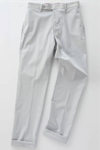 <strong>SASSOh｜サッソー</strong>　2013春夏コレクション　こちらも「アイスマン」シリーズから。クラシックなスラックス仕立てのパンツ。両サイドのアジャスト可能なゴムが、ウエストの締め付けを軽減。ベルト裏にはストライプ柄のシャツ地を使用。パンツ2万9400円