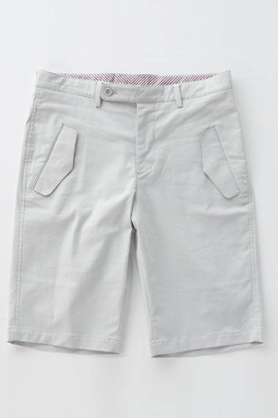 <strong>SASSOh｜サッソー</strong>　2013春夏コレクション　絶妙な膝丈のショーツ。フラップ付きポケットがデザインのアクセントで、カジュアルになりがちなショートパンツも上品な印象に。ベルト裏にはストライプ柄のシャツ地を使用。ショーツ2万6250円